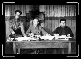 E-In the office of the Timber Works * 1477 x 1019 * (323KB)